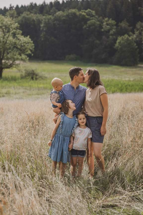 Familienfoto, Mutter und Vater küssen sich