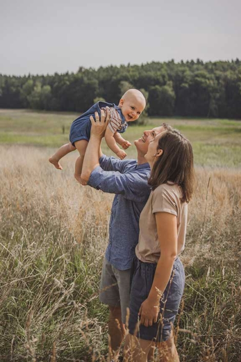 Mutter und Vater schauen zu ihrem Sohn