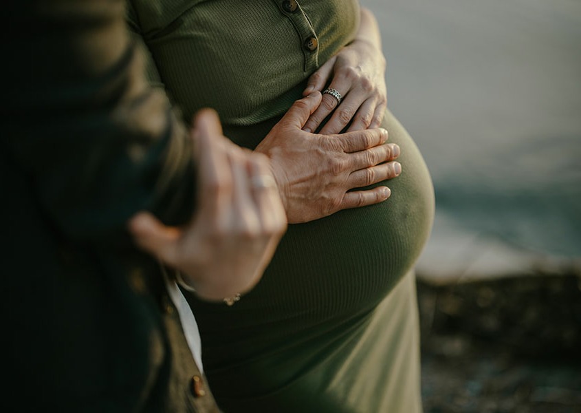 Eltern halten gemeinsam den Babybauch